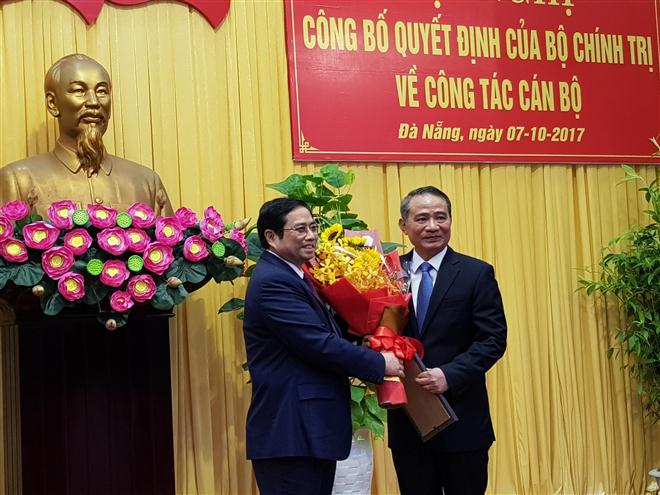 Đồng chí Phạm Minh Chính trao quyết định của Bộ Chính trị phân công đồng chí Trương Quang Nghĩa làm Bí thư Thành uỷ Đà Nẵng. - Ảnh: VGP/Thế Phong