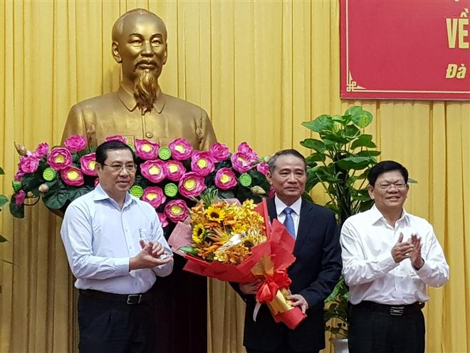 Bí thư Thành ủy Đà Nẵng Trương Quang Nghĩa cùng Phó Bí thư Thành ủy, Chủ tịch UBND Thành phố Huỳnh Đức Thơ (trái) và Phó Bí thư Thường trực Thành ủy Võ Công Trí (phải). - Ảnh: VGP/Thế Phong