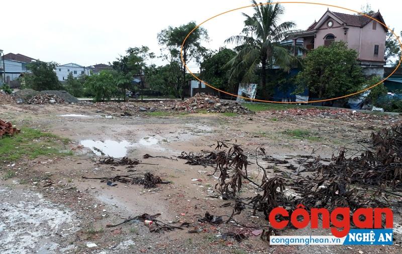 Nhà ở của gia đình ông Ngô Văn Tính (được khoanh tròn), phía trước là lô đất của 3 hộ dân nói trên
