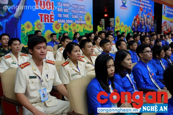 Đại hội khối lực lượng vũ trang theo dõi bão cáo chính trị trình bày tại đại hội
