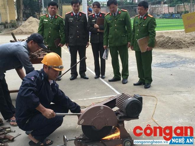 Phòng Cảnh sát QLHC về TTXH tiến hành tiêu hủy vũ khí trái phép                      được thu hồi trong năm 2016