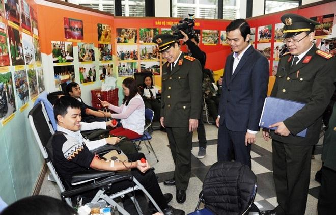 Trung tướng Nguyễn Xuân Mười, Phó Tổng cục trưởng Tổng cục Chính trị CAND cùng các đại biểu thăm hỏi, động viên các đoàn viên thanh niên tham gia hiến máu tình nguyện.