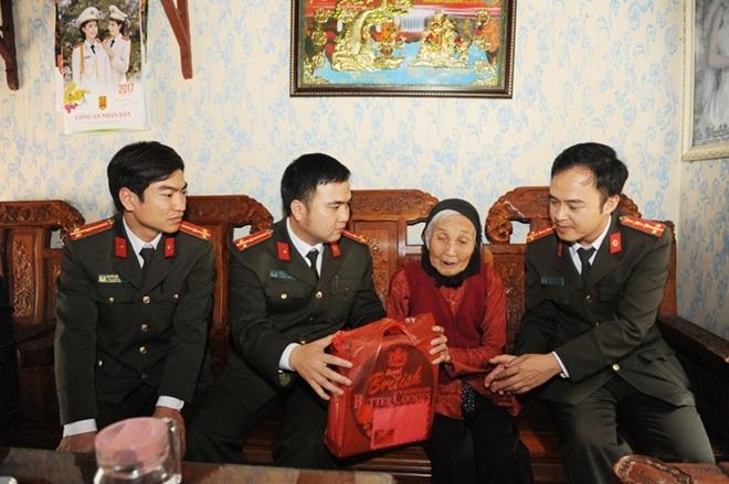 Tuổi trẻ CAND thăm hỏi, động viên các mẹ liệt sĩ CAND.