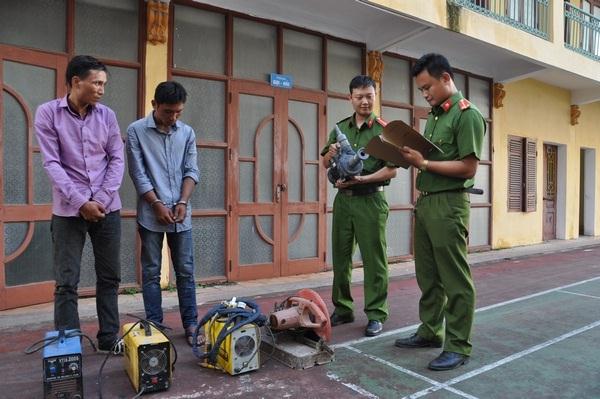 Kiểm tra tang vật của một vụ án.