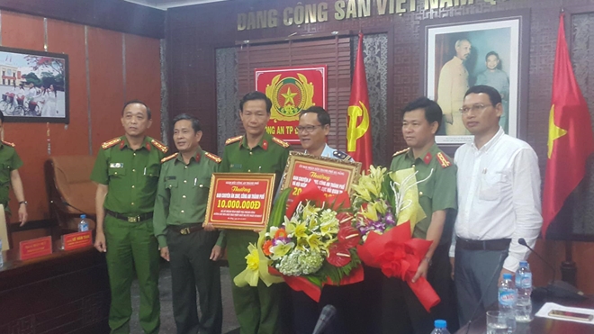 Phó chủ tịch UBND TP. Đà Nẵng Hồ Kỳ Minh và Ban giám đốc Công an TP. Đà Nẵng khen thưởng Ban chuyên án