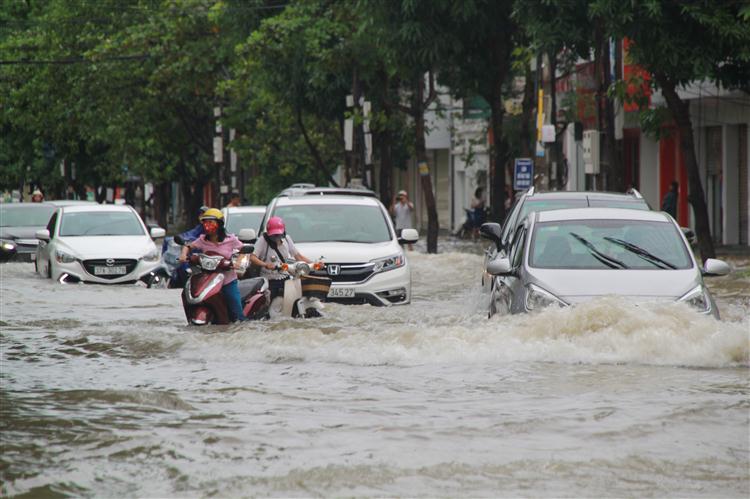 Đường Nguyễn Văn Cừ, TP Vinh ngập chìm sau cơn mưa từ tối 9/10 đến sáng 10/10 