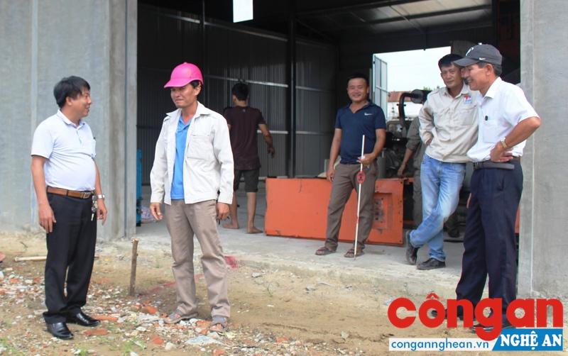 Ông Phan Huy Hoàng (ngoài cùng bên trái), Bí thư Đảng ủy, Giám đốc Công ty Cổ phần Vận tải Ôtô số 5 gặp gỡ, trao đổi với người lao động đang làm việc tại phân xưởng