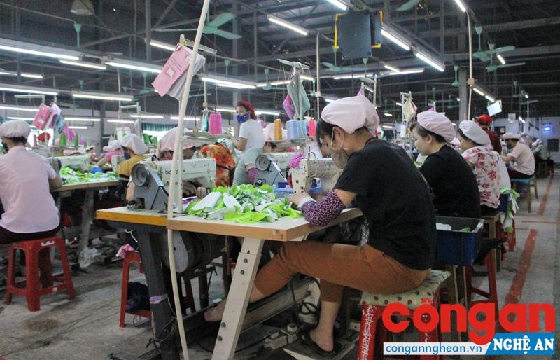 Lao động đang làm việc tại Công ty TNHH Matrix Vinh, doanh nghiệp có 100% vốn đầu tư nước ngoài