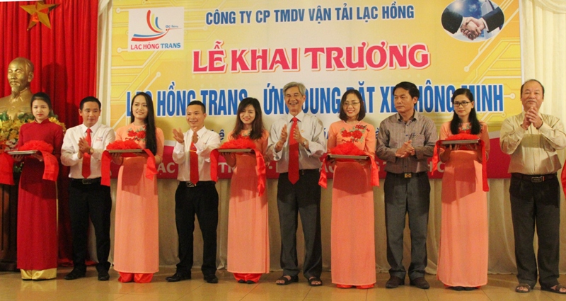 Các đại biểu cắt băng khai trương dịch vụ Lạc Hồng Trans.