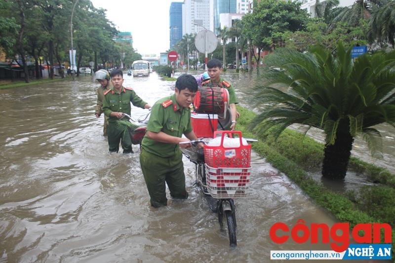 Hàng hóa, xe cộ của người dân được CSTT đưa đến nơi an toàn
