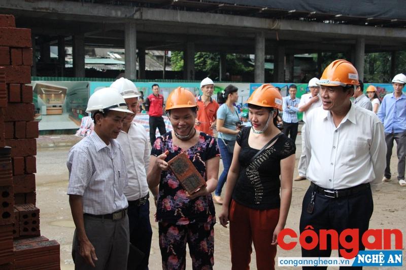 Người mua căn hộ trực tiếp kiểm tra vật liệu xây dựng