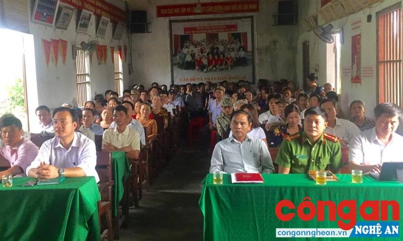 Các đại biểu và quần chúng nhân dân tham dự buổi phát động
