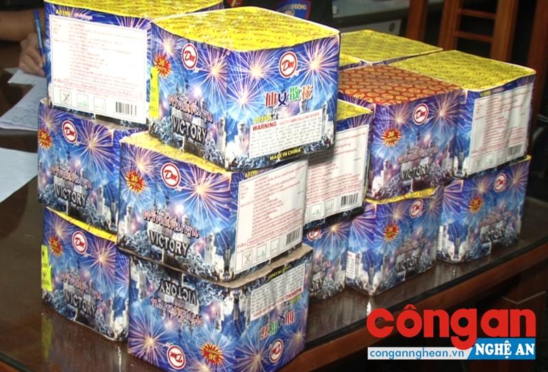 Các đối tượng và tang vật bị phát hiện.