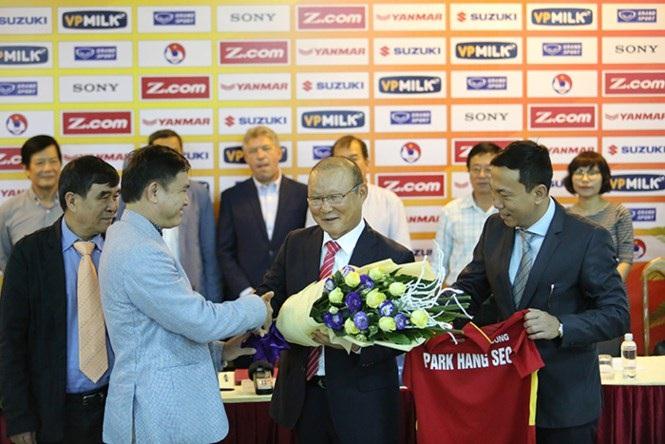 Ông Park Hang Seo nhận trọng trách HLV trưởng