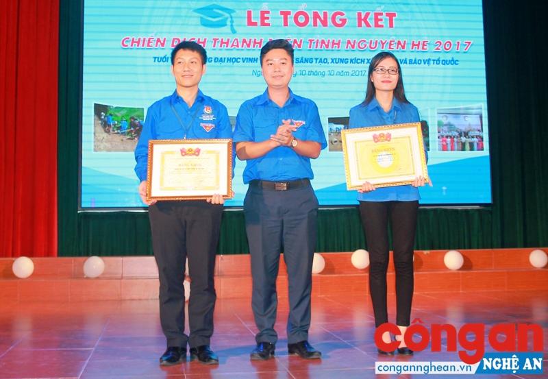 Đồng chí Lê Văn Lương, Phó Bí thư Tỉnh đoàn tặng Bằng khen của TƯ Đoàn cho các cá nhân có thành tích xuất sắc