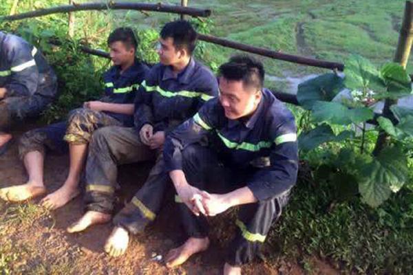Do đất tiếp tục sạt lở, lực lượng cứu hộ buộc phải tạm dừng công việc.