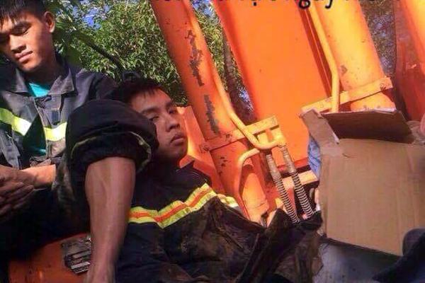 Các chiến sĩ tranh thủ nghỉ ngơi.