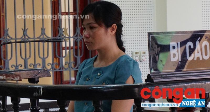 Bị cáo Vi Thị Nhung trước vành móng ngựa