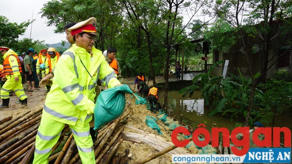 Lực lượng Công an làm công tác hộ đê