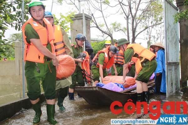 Công an thành phố Vinh hộ đê trong mùa mưa bão 2017