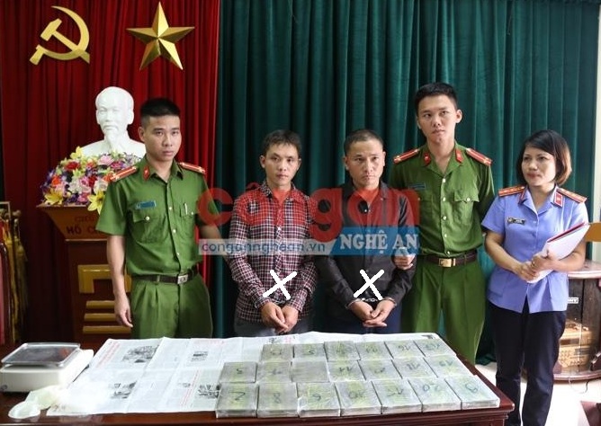 Các đối tượng (x) cùng tang vật tại cơ quan Công an
