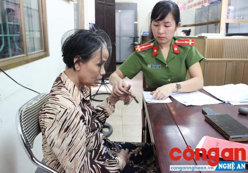 Bộ phận một cửa Phòng Cảnh sát QLHC về TTXH luôn ưu tiên làm thủ tục cấp CMND cho người tàn tật