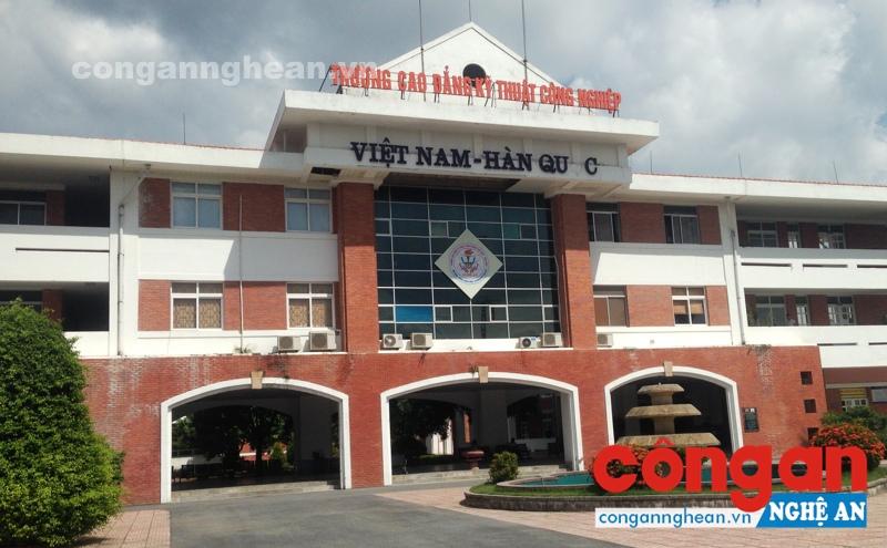 Trường Cao đẳng Nghề Việt Nam - Hàn Quốc, nơi học sinh phản ánh khuất tất về học phí