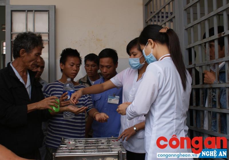 Cần chú trọng nâng cao chất lượng chăm sóc và phục hồi chức năng cho người tâm thần - Ảnh: Hương Thi