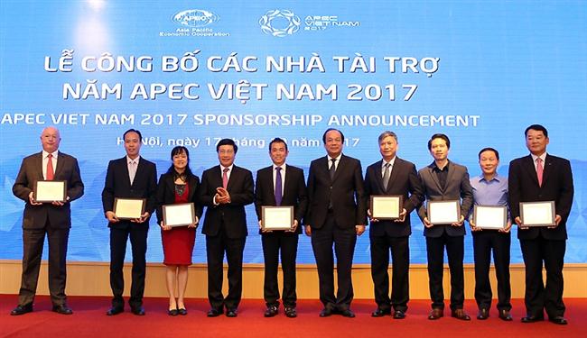 Phó Thủ tướng Phạm Bình Minh và Bộ trưởng, Chủ nhiệm VPCP Mai Tiến Dũng trao kỷ niệm chương ghi danh và quà lưu niệm cho các nhà tài trợ chính