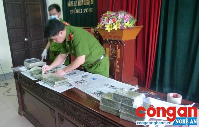 Lực lượng Kỹ thuật Hình sự giám định số ma túy thu giữ trong Chuyên án