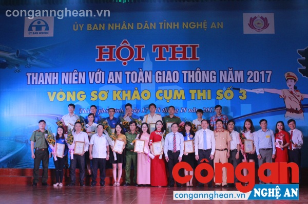 Ban Tổ chức, BGK hội thi và các đội đạt giải chụp ảnh lưu niệm