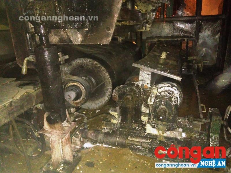  Hiện trường vụ cháy làm một số máy móc, thiết bị bị thiêu rụi