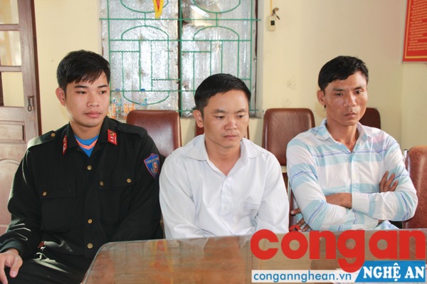 Hai đối tượng cùng tang vật tại cơ quan công an
