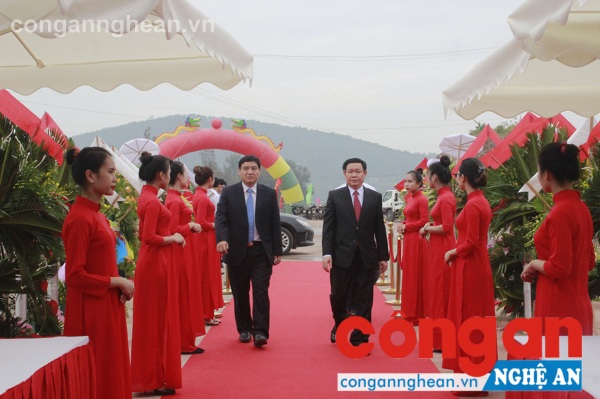Lãnh đạo tỉnh Nghệ An và Tập đoàn Vissai đón đồng chí Phó Thủ tướng Chính phủ Vương Đình Huệ và đoàn công tác