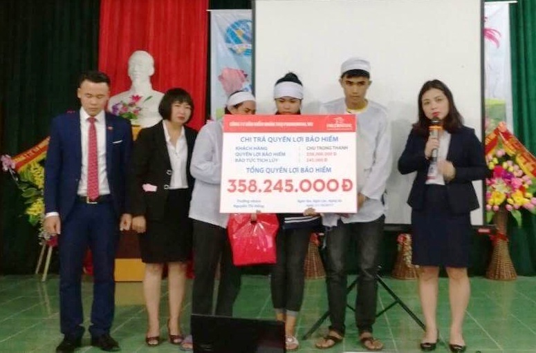 Đại diện Văn phòng Prudential chi trả quyền lợi bảo hiểm cho gia đình anh Chu Trọng Thanh