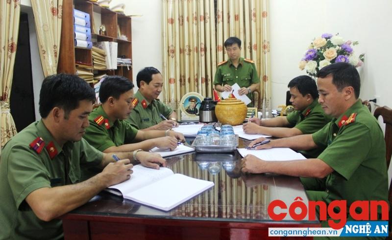 Cán bộ cốt cán Công an huyện Tương Dương rút kinh nghiệm việc chỉ đạo thực hiện nhiệm vụ chính trị trong tháng