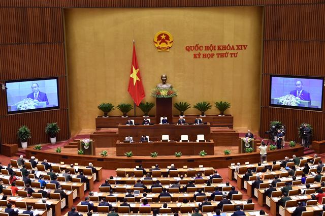 Thủ tướng Nguyễn Xuân Phúc trình bày báo cáo - Ảnh VGP/Nhật Bắc