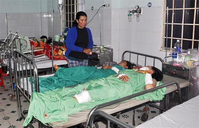 Hai cháu nhỏ đang được điều trị tại bệnh viện.