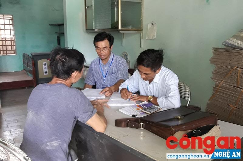 Đoàn liên ngành 718 của UBND huyện Quỳ Hợp làm việc với doanh nghiệp nợ đọng thuế