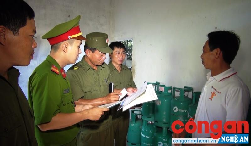 Công an xã Nghi Liên phối hợp với Công an TP Vinh kiểm tra hoạt động kinh doanh có điều kiện