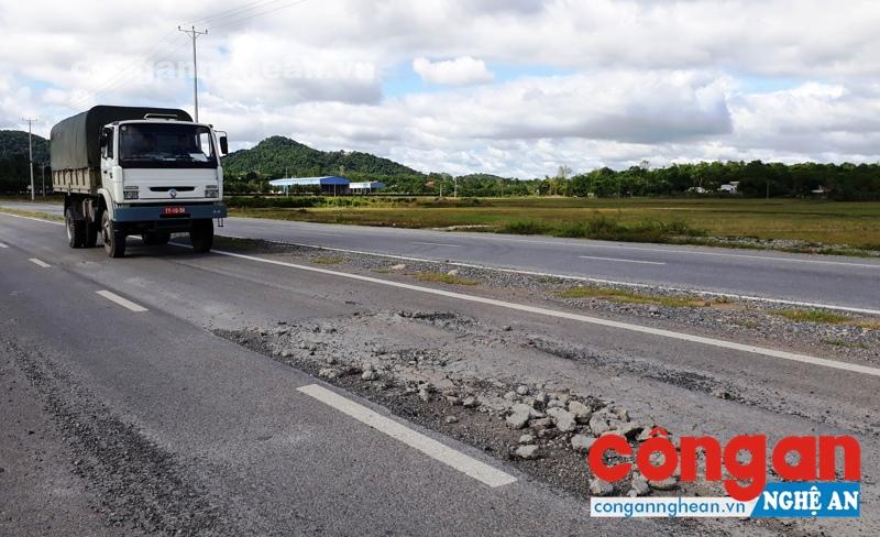 Quốc lộ 48D đoạn qua xã Nghĩa Mỹ, huyện Nghĩa Đàn đang bị bong tróc, hư hỏng