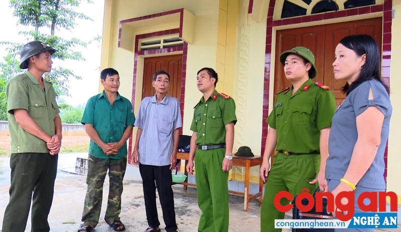  Công an huyện, Công an xã và Ban hành giáo họ giáo Hồng Phúc trao đổi những thông tin về tình hình ANTT trên địa bàn
