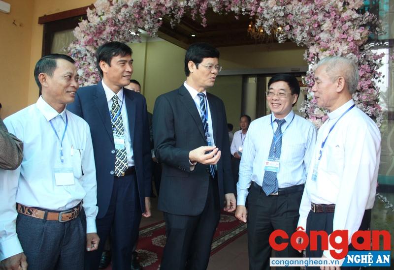 Các đại biểu trao đổi bên lề Đại hội Công giáo tỉnh Nghệ An