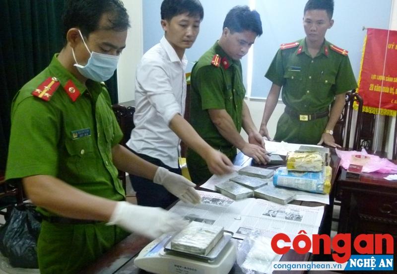 Công an Nghệ An kiểm tra tang vật trong Chuyên án 617H, bắt ngày 1/10, thu giữ 20 bánh hêrôin, 1 kg ma túy đá, 12.000 viên MTTH