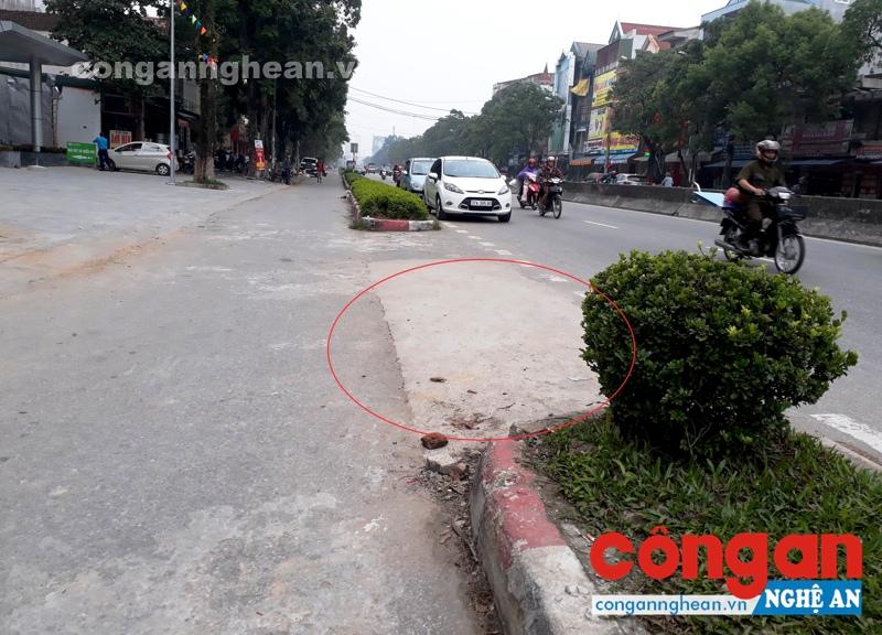 1 trong 2 đoạn dải phân cách bị doanh nghiệp tự ý tháo dỡ