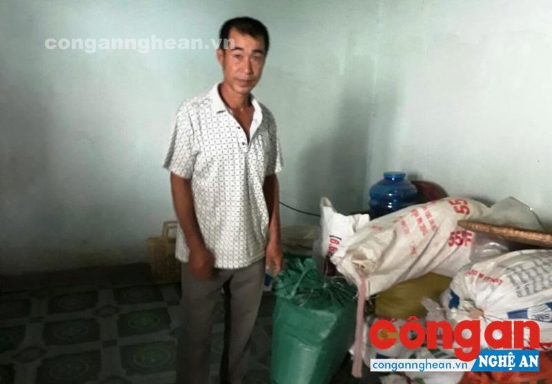 Đối tượng Trần Văn Thành và bao tải đựng vật liệu nổ được cất chung với các bao tải đựng ngô, lúa