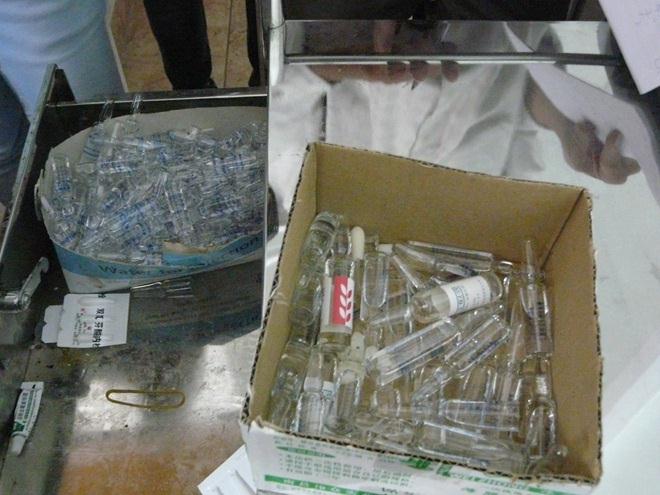 Phòng khám đông y nhưng khi kiểm tra phát hiện nhiều bơm kim tiêm và vỏ thuốc tây