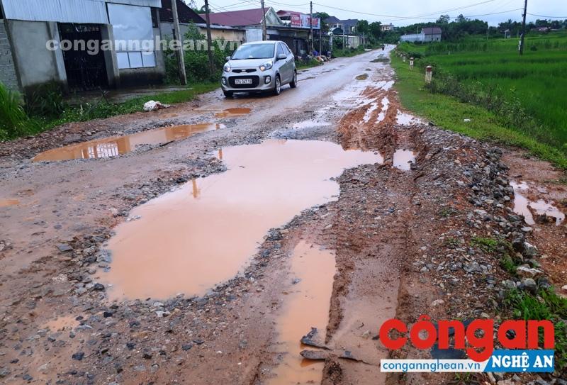 Đường mới bàn giao đã hư hỏng nghiêm trọng, gây khó khăn cho người và phương tiện tham gia giao thông