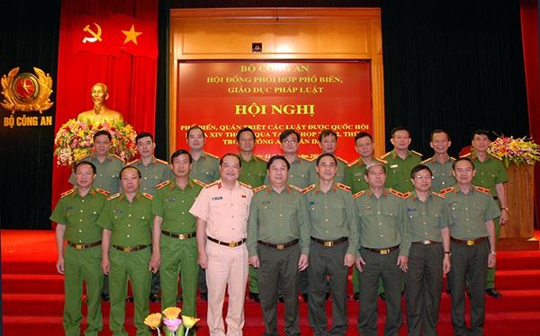 Các đại biểu chụp ảnh lưu niệm tại Hội nghị