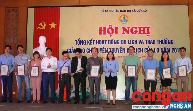 Ban tổ chức trao giải thưởng báo chí tại Hội nghị tổng kết